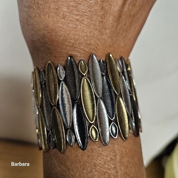 Jewelry - 3-Tone Metal Oval Stretch Bracelet
